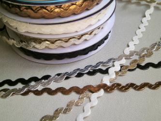 1 m Zackenlitze "Schlange" 8 mm br. weiss