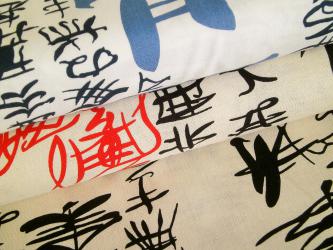 0,1 m Baumwoll-Druckstoff  "Indochine / Schrift"  115 cm br. 