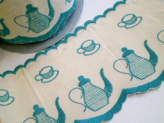 1 m bestickte Borte "Kaffekränzchen" 11 cm br. 