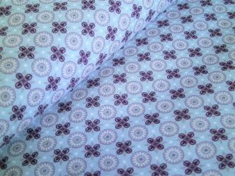 Baumwollstoff Ornamente hellblau-beere 155 cm breit 