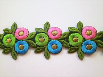 1 m Stickerei-Borte "Blumengirlande"  grün/pink/blau 