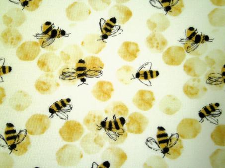0,1 m Baumwoll-Druckstoff  "Gelee Royal - Bienen und Waben" ca. 114 cm Breite 